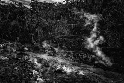 Cinco días después de la tragedia, los vapores humeantes aún emergen del suelo. La temperatura bajo el alud de lodo supera los 200 grados.