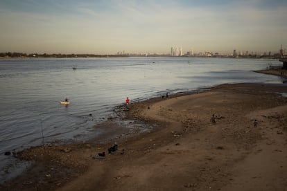 La tierra seca en las costas de la ciudad de Rosario durante el descenso de los niveles del río Paraná. El Gobierno de Alberto Fernández ha decretado esta semana la emergencia hídrica por 180 días para movilizar recursos extraordinarios hacia las poblaciones afectadas.
