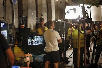 El equipo de producción controla en las pantallas los planos y las tomas de la grabación de 'Silencio'.