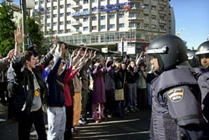 Unos 10.000 manifestantes -según la Policía- han marchado por Madrid para mostrar su desacuerdo con las reformas que ha elaborado el Gobierno. Si bien no se han producido incidentes graves, como en otras ocasiones se han sucedido los plantes ante los antidisturbios. (EFE)