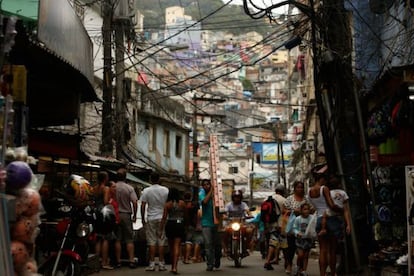 Uma rua comercial na Rocinha.