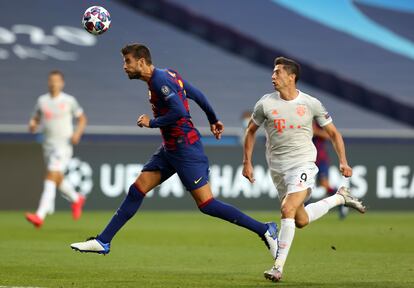 Piqué disputa el balón con Lewandowski durante el partido entre el Barcelona y el Bayern en 2020.