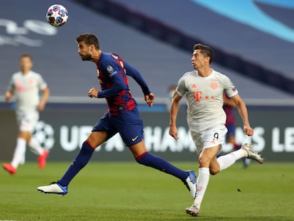 Piqué disputa el balón con Lewandowski durante el partido entre el Barcelona y el Bayern en 2020.