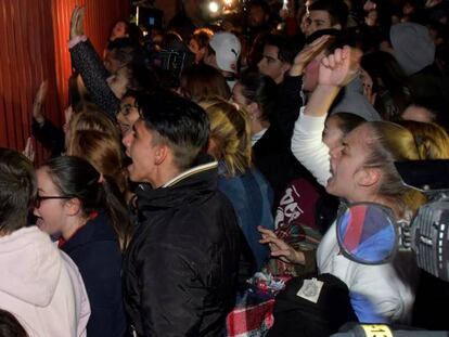 Cientos de personas se agolpan frente a la comandancia donde est&aacute; detenida Ana Julia Quezada.