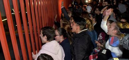 Cientos de personas se agolpan frente a la comandancia donde est&aacute; detenida Ana Julia Quezada.