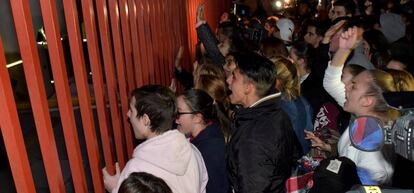 Cientos de personas se agolpan frente a la comandancia donde está detenida Ana Julia Quezada.