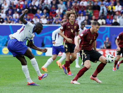 Randal Kolo Muani dispara a puerta para hacer el gol del triunfo de Francia con la ayuda del defensa belga Vertonghen,