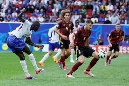 Randal Kolo Muani dispara a puerta para hacer el gol del triunfo de Francia con la ayuda del defensa belga Vertonghen,