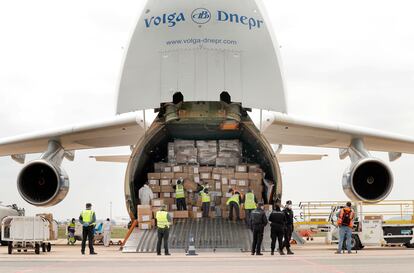 Un avión con 65 toneladas de material sanitario