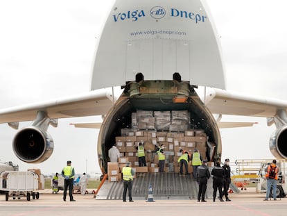 Un avión con material sanitario que la Generalitat Valenciana compró a China, en abril de 2020, en el aeropuerto de Manises (Valencia).