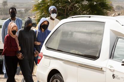 Cadi, la madre de la pequeña Yamila, acompaña el coche fúnebre sostenida por la fundadora de la ONG Caminando Fronteras, Helena Maleno (derecha) y otra trabajadora de la organización, en el cementerio de San Lázaro de Las Palmas de Gran Canaria este sábado.