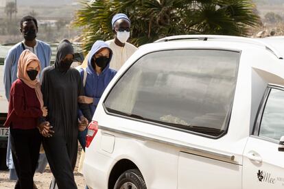 Cadi, la madre de la pequeña Yamila, acompaña el coche fúnebre sostenida por la fundadora de la ONG Caminando Fronteras, Helena Maleno (derecha) y otra trabajadora de la organización, en el cementerio de San Lázaro de Las Palmas de Gran Canaria este sábado.  