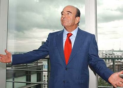 Emilio Botín, tras presentar en Londres el acuerdo para la compra del Abbey.
/ ASSOCIATED PRESS