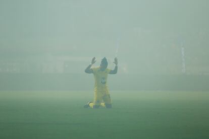 Aldair Gutiérrez, defensa del Atlético Bucaramanga, se hinca agradecido durante la final.