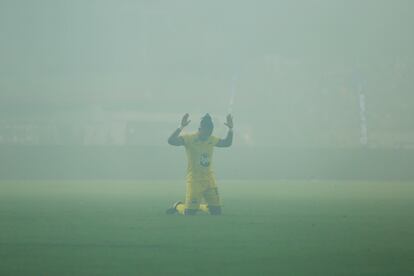 Aldair Gutiérrez, defensa del Atlético Bucaramanga, se hinca agradecido durante la final. 