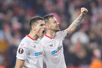 Lamela celebra junto a Rakitic el segundo gol del Sevilla ante el Fenerbahçe.