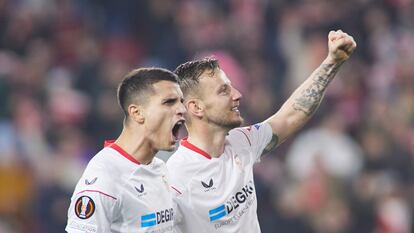 Lamela celebra junto a Rakitic el segundo gol del Sevilla ante el Fenerbahçe.