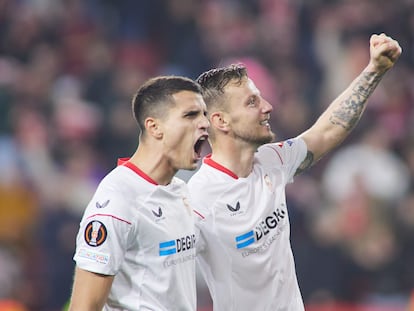 Lamela celebra junto a Rakitic el segundo gol del Sevilla ante el Fenerbahçe.