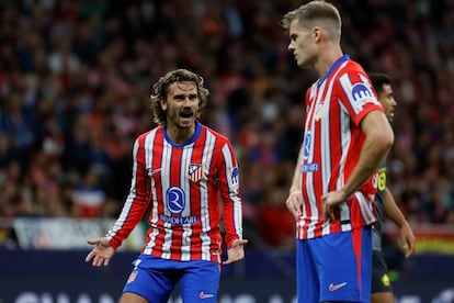 Antoine Griezmann (izquierda) reacciona ante su compañero Alexander Sorloth (derecha) en el partido ante el Lille este miércoles.