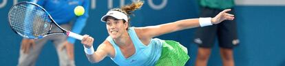 Muguruza devuelve la pelota ante Stosur, en Brisbane.