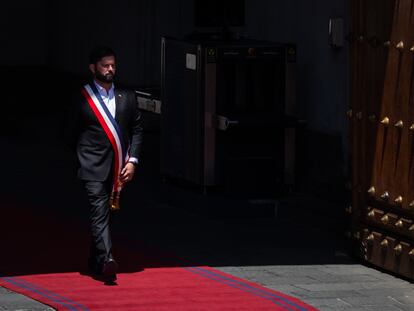 Gabriel Boric sale del Palacio de La Moneda para rendir un homenaje al expresidente Sebastián Piñera, el 9 de febrero.