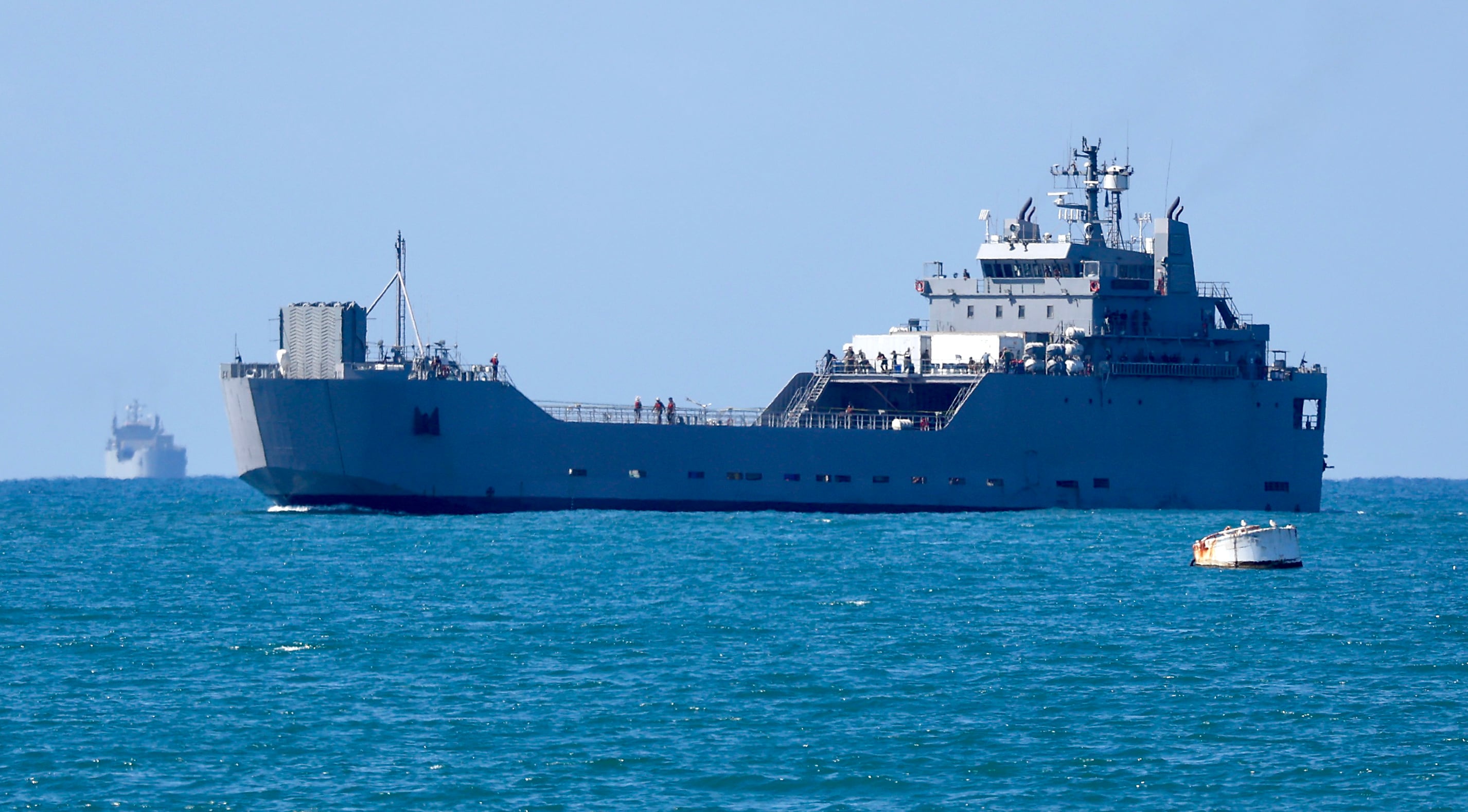 El barco de la Armada israelí con los miembros de la flotilla detenidos llega al puerto de Ashdod, este jueves.