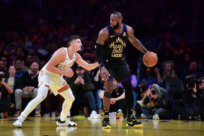 LeBron James cuida la pelota frente al escolta Grayson Allen, quien a pesar de la derrota tuvo una gran noche (21 puntos).