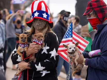 Partidarios de Joe Biden celebran junto a sus perros la victoria del demócrata en las presidenciales, en California, Estados Unidos, el 7 de noviembre de 2020.