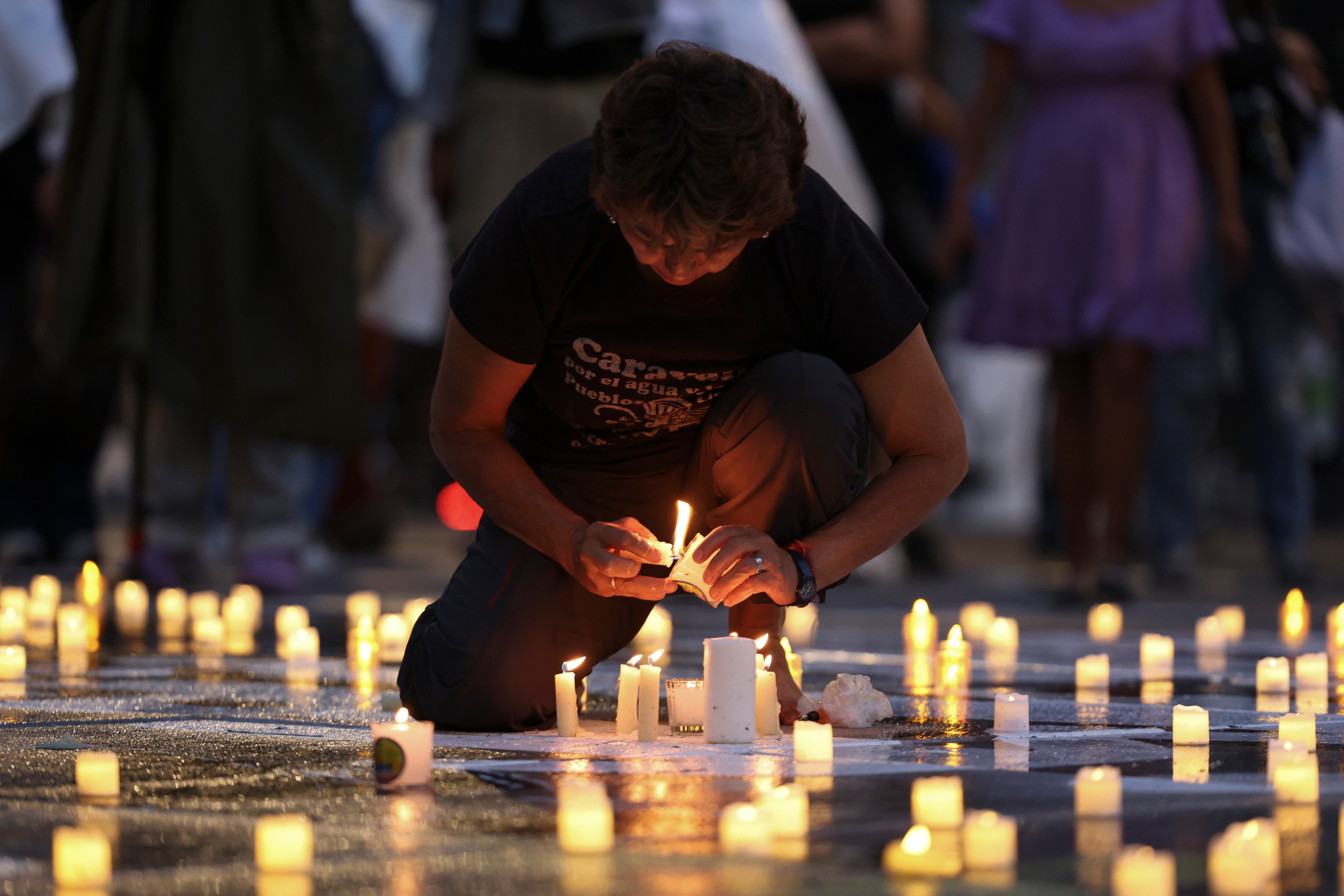 Madres y activistas encienden velas para conmemorar una velada con el motivo de honrar a las personas buscadoras que ya no están, el 9 de mayo de 2025.