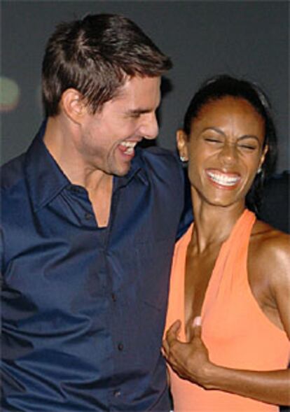 Tom Cruise y Jada Pinkett Smith posan para los fotógrafos de prensa en el Hotel Ritz de Madrid, esta tarde.