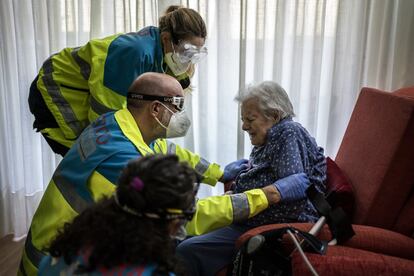 La médico residente Joana Ugalde, junto al médico Mariano Bartolomé, y la enfermera Marta de la Torre, atienden a Rosa.