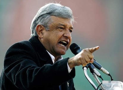 El candidato presidencial y autoproclamado ganador de las elecciones, Manuel López Obrador, habla a las decenas de miles de personas reunidas en la plaza del Zócalo de la capital.