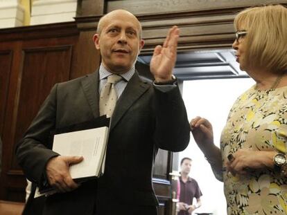 El ministro de Educación, José Ignacio Wert, y la presidenta de la Conferencia de Rectores, Adelaida de la Calle.