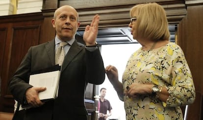 El ministro de Educación, José Ignacio Wert, y la presidenta de la Conferencia de Rectores, Adelaida de la Calle.