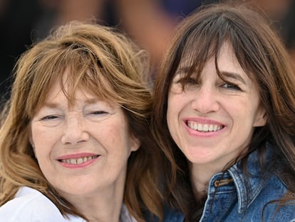 Jane Birkin y su hija Charlotte Gainsbourg, en el último Festival de Cannes, en julio.