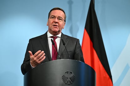El ministerio de Defensa alemán, Boris Pistorius, durante la intervención conjunta este lunes con Stoltenberg en Berlín.