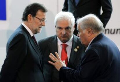 Enrique Iglesias (a la derecha), habla con el presidente de Panamá y el jefe del Gobierno español en la cumbre de Panamá.