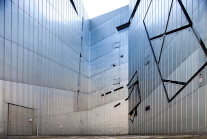 El Museo Judío de Berlín (Alemania). Pedro Torrijos combina sus historias sobre lugares o edificios singulares con ejemplos de lo que denomina “arquitectura dura”. Botón de muestra de esta segunda categoría es el Museo Judío de Berlín, una impresionante construcción del arquitecto Daniel Libeskind, quien en 1989 ganó el concurso para diseñarlo. Como cuenta #LaBrasaTorrijos, si el resto de proyectos aspirantes pretendían inspirar paz y tranquilidad, Libeskind, polaco y judío, con unos padres y una hermana supervivientes del Holocausto nazi, quiso hacer bien visible esa herida, convertida ya en cicatriz, con una mole de hormigón y zinc que zigzaguea sobre el terreno en el que se asienta, no muy lejos del Checkpoint Charlie. Se accede a través de un paso subterráneo, ya que no tiene puerta de entrada ni salidas visibles al exterior. “Hace 80 años, en Berlín nació la idea más horrible de la historia. Hoy, en esa misma ciudad, hay un edificio anguloso y extraño que intenta cerrar la herida que abrió esa idea”, lo describe Torrijos.