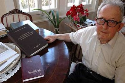 Rodolphe Kasser, en su casa de Yverdon-Les-Bains (Suiza) con un diccionario de copto y un libro sobre Judas.