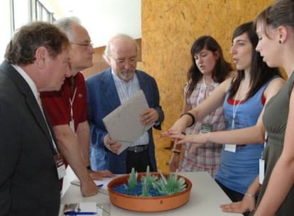 El jurado observa cristales presentados al I Concurso de Cristalización Ciencia sobre Ruedas.