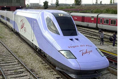 Renfe ha presentado hoy su último tren de alta velocidad, fabricado por Talgo, la serie 102. En la imagen, el primer prototipo en las instalaciones de la empresa en Las Matas (Madrid), en 2000.
