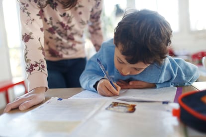 Los deberes permiten un tiempo compartido entre padres e hijos, repasando las materias, y sirven para que los alumnos refresquen muchos temas.