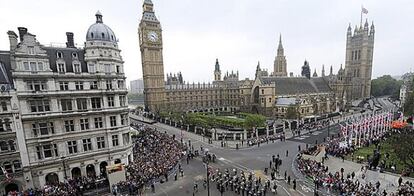 Una banda militar recorre la plaza del Parlamento