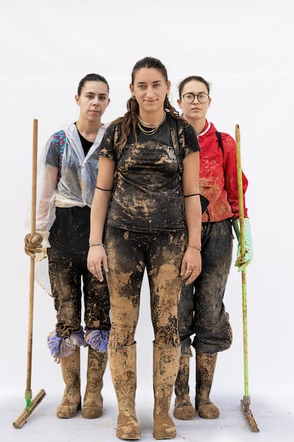 De izquierda a derecha: Ombline Motos, 22 años (Narbona, Francia); Emma Chabalier, 22 años (Pamplona):  y Enéa-Lys dal Molin, 22 años (Chambéry, Francia), las tres son estudiantes de Veterinaria en Valencia. Chabalier: “La experiencia era bastante dura. Joder impresiona. Una cosa es verlo por la tele y otra estar ahí en una casa en la que la línea del agua te llega por encima de la cabeza y que vive una yaya”.
Molin: “No me veía capaz de ver lo que había pasado a unos kilómetros y quedarme en casa como si nada”