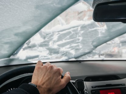 En invierno es importante proteger correctamente el coche para no encontrarlo cubierto de hielo por las mañanas. GETTY IMAGES.