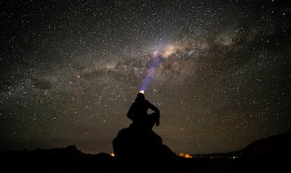 Una persona contempla la Vía Láctea desde el lago Tekapo, en el condado de Makenzie, en la isla Sur de Nueva Zelanda.   