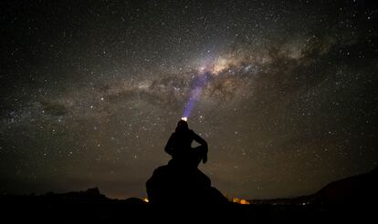 Una persona contempla la Vía Láctea desde el lago Tekapo, en el condado de Makenzie, en la isla Sur de Nueva Zelanda.