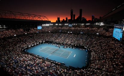 Panorámica de la Rod Laver Arena durante la semifinal del año pasado entre Federer y Djokovic.