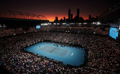 Panorámica de la Rod Laver Arena durante la semifinal del año pasado entre Federer y Djokovic.