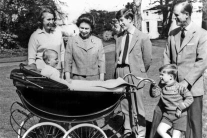 Isabel II y Felipe, con sus cuatro hijos, en 1965. El mayor Carlos, príncipe de Gales, heredero de la corona, nace en 1948; la princesa Ana, la única hija, en 1950; Andrés, duque de York, en 1960, y el pequeño, Eduardo, conde de Wessex, en 1964. 